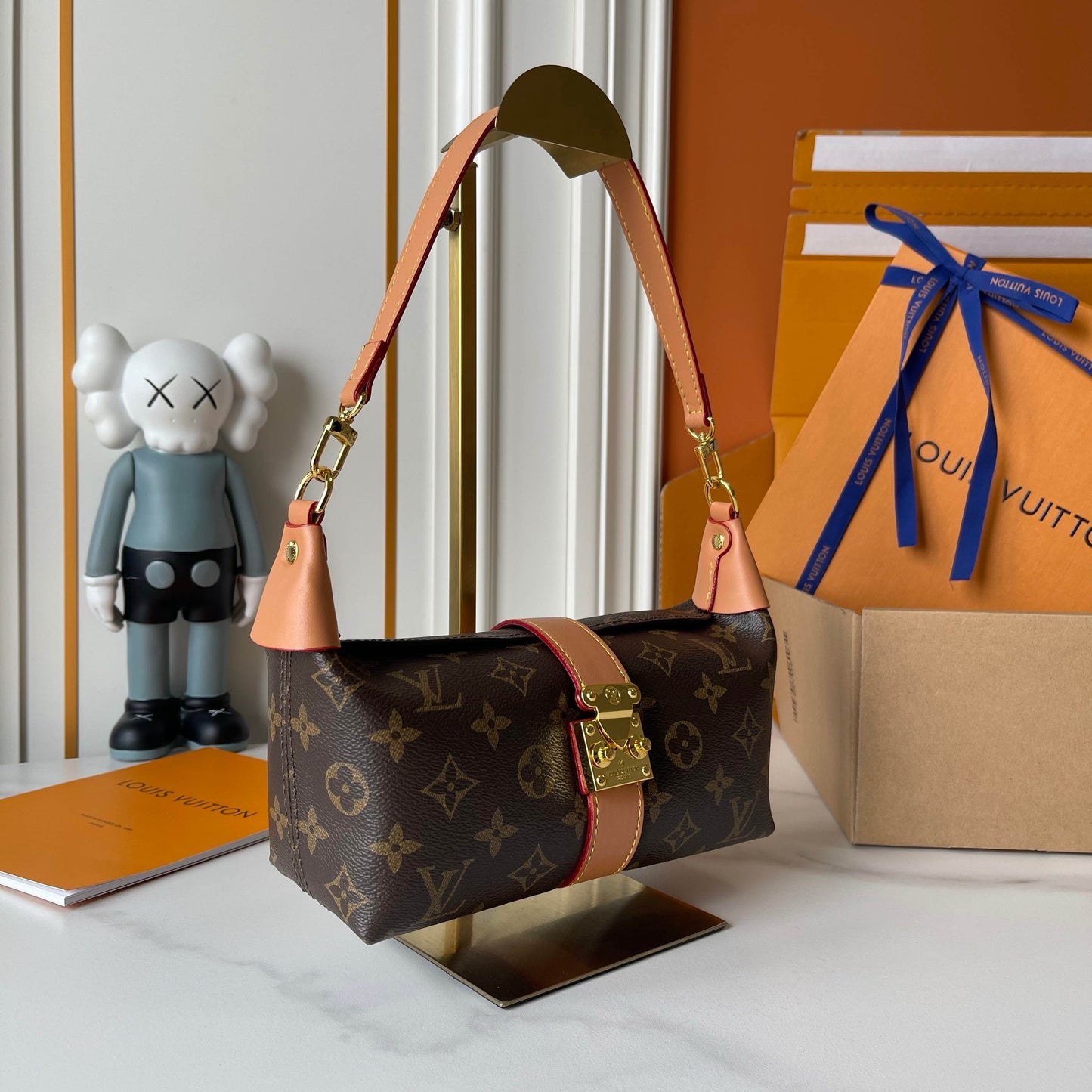 Royal Heritage Lock Shoulder Bag
