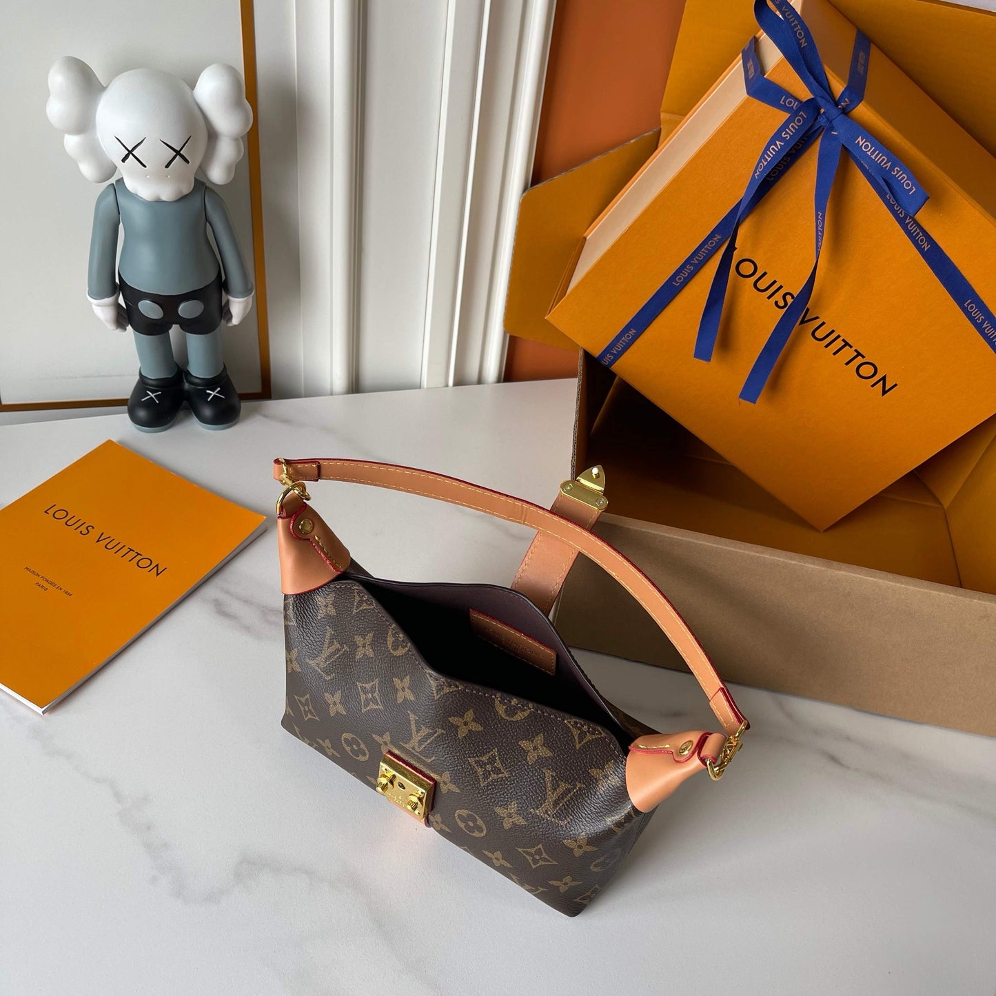 Royal Heritage Lock Shoulder Bag
