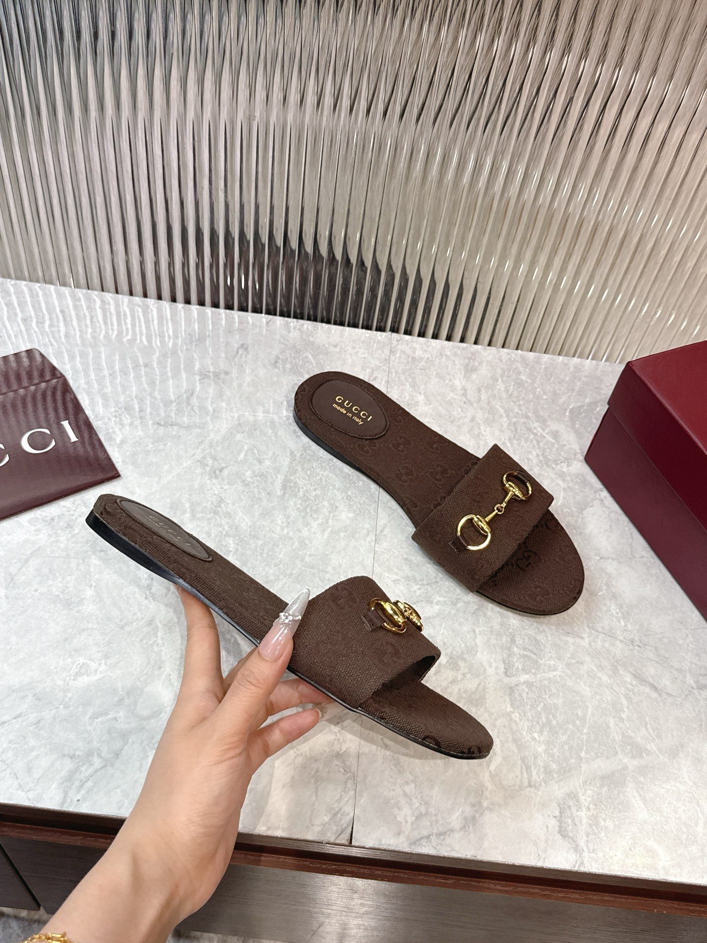 Royal Heritage Luxe Slides