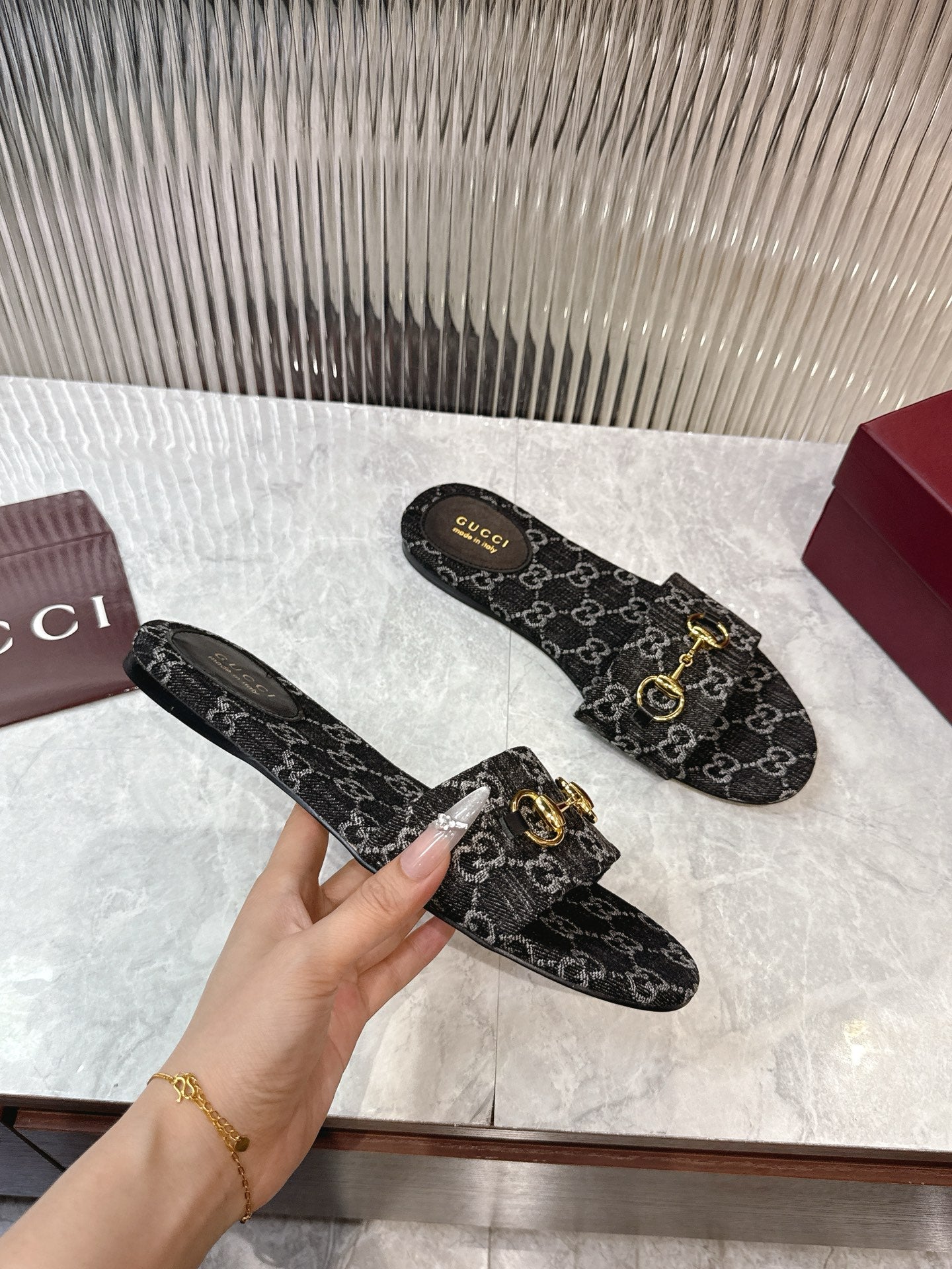 Royal Heritage Luxe Slides
