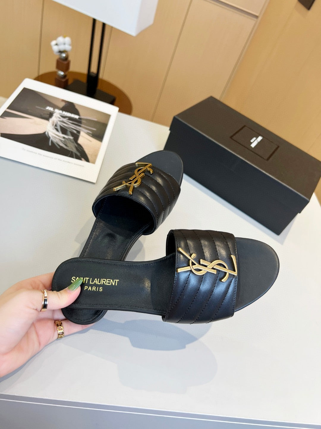 Royal Signature Luxe Slides